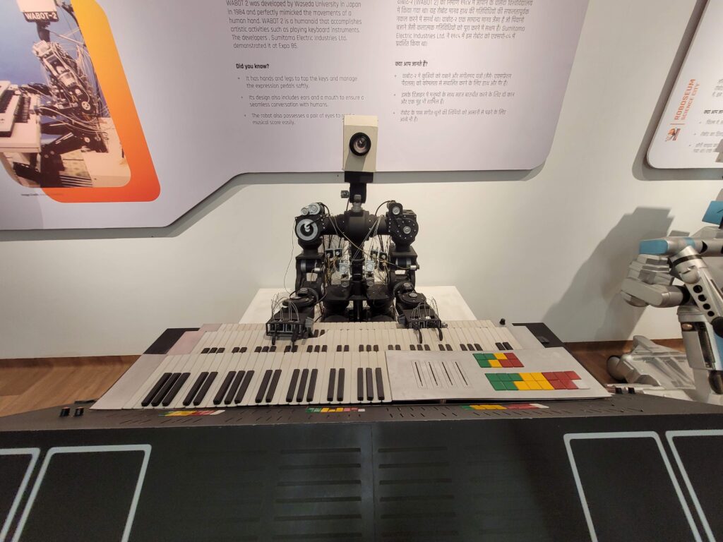 Leadership, Processi e AI. Immagine di un robot che suona una tastiera